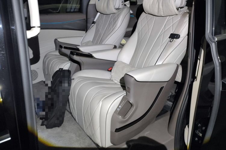 Used Denza D9 2022 DM-i 970 Four-Wheel Drive Flagship Model Left Rear Seat