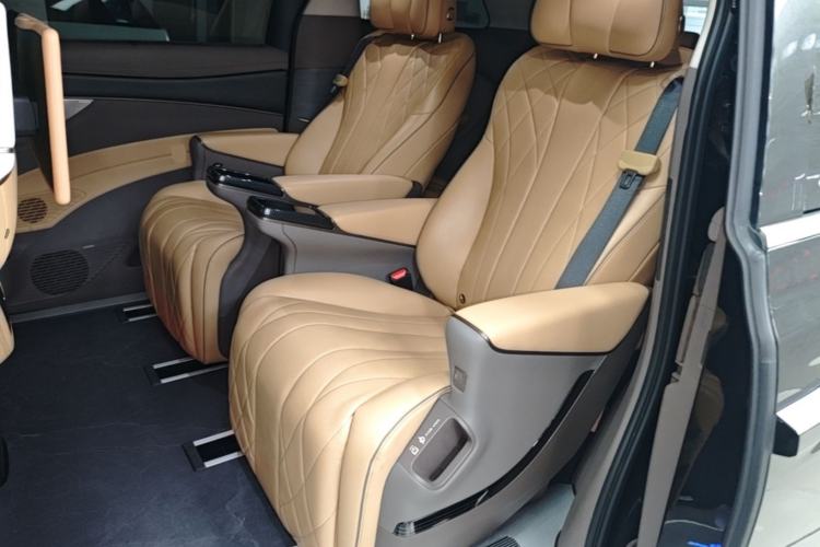 Used Denza D9 2022 DM-i 970 Four-Wheel Drive Prestige Model Left Rear Seat