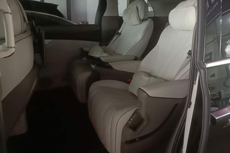 Used Denza D9 2022 DM-i 970 Four-Wheel Drive Prestige Model Left Rear Seat