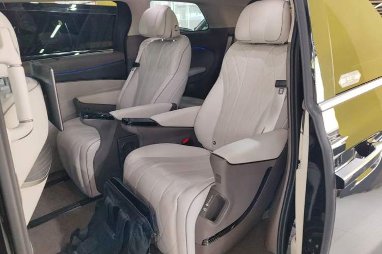 Used Denza D9 2022 DM-i 970 Four-Wheel Drive Flagship Model Left Rear Seat