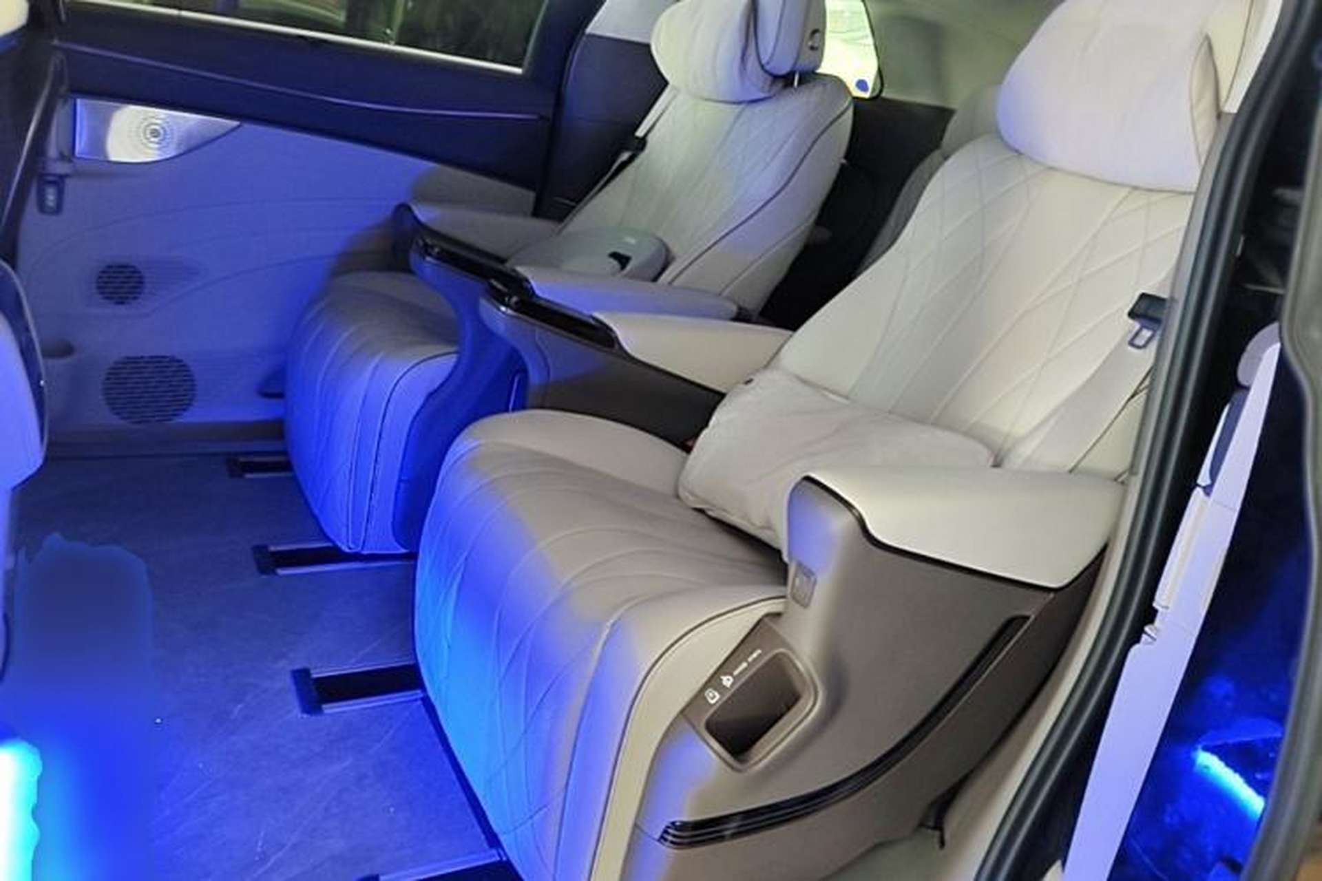 Used Denza D9 2022 EV 600 Four-Wheel Drive Flagship Model Left Rear Seat