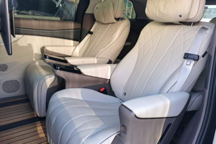 Used Denza D9 2022 DM-i 970 Four-Wheel Drive Flagship Model Left Rear Seat