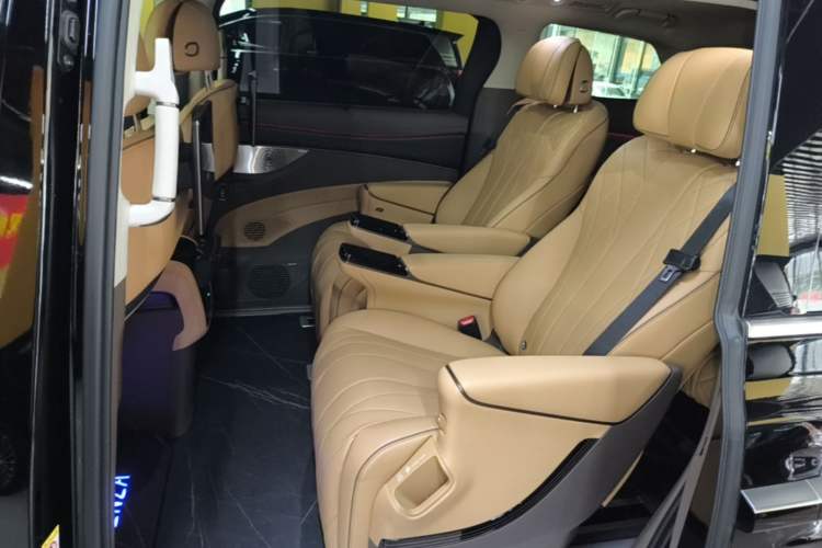 Used Denza D9 2022 DM-i 970 Four-Wheel Drive Flagship Model Left Rear Seat