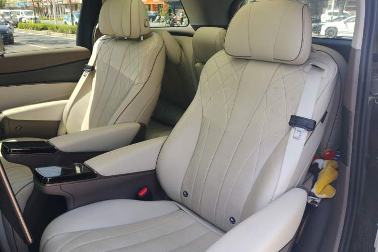 Used Denza D9 2022 DM-i 970 Four-Wheel Drive Prestige Model Left Rear Seat