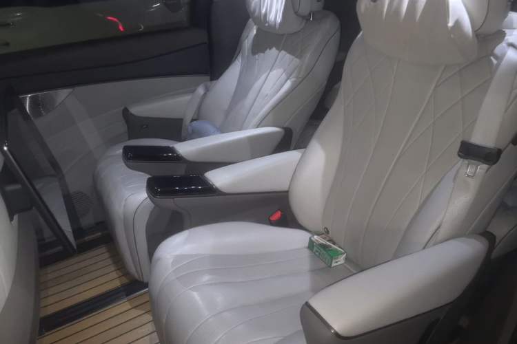Used Denza D9 2022 DM-i 970 Four-Wheel Drive Prestige Model Left Rear Seat