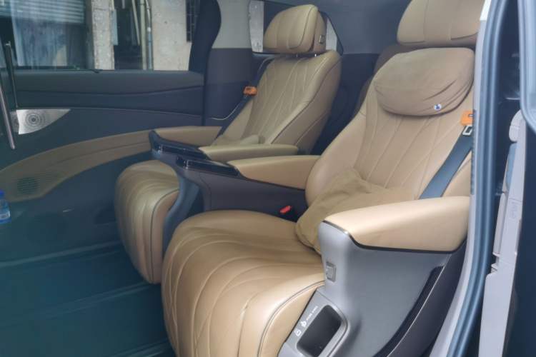 Used Denza D9 2022 DM-i 970 Four-Wheel Drive Flagship Model Left Rear Seat