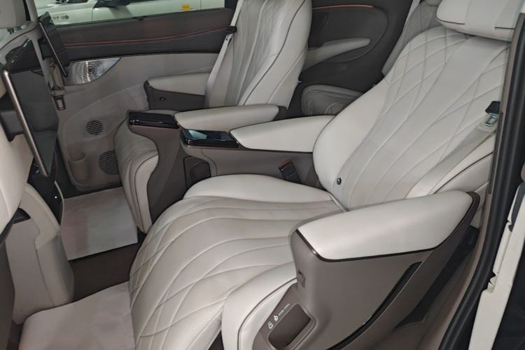 Used Denza D9 2022 DM-i 970 Four-Wheel Drive Flagship Model Left Rear Seat