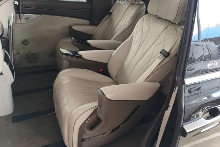 Used Denza D9 2022 DM-i 970 Four-Wheel Drive Prestige Model Left Rear Seat