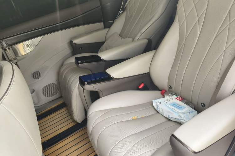 Used Denza D9 2022 DM-i 1040 Prestige Model Left Rear Seat