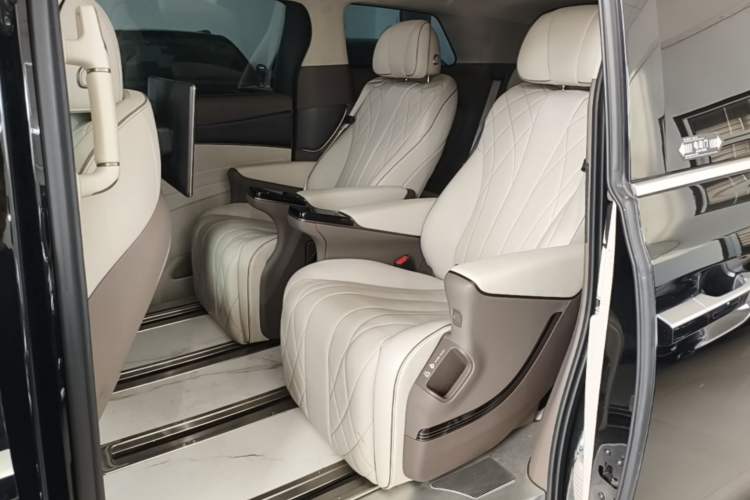 Used Denza D9 2022 DM-i 970 Four-Wheel Drive Flagship Model Left Rear Seat