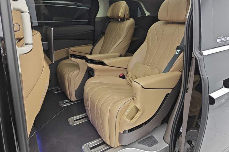 Used Denza D9 2022 DM-i 970 Four-Wheel Drive Flagship Model Left Rear Seat