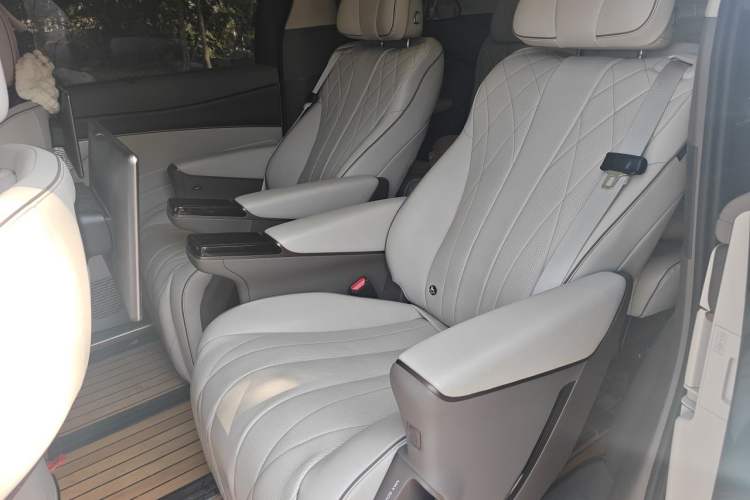 Used Denza D9 2022 DM-i 970 Four-Wheel Drive Prestige Model Left Rear Seat