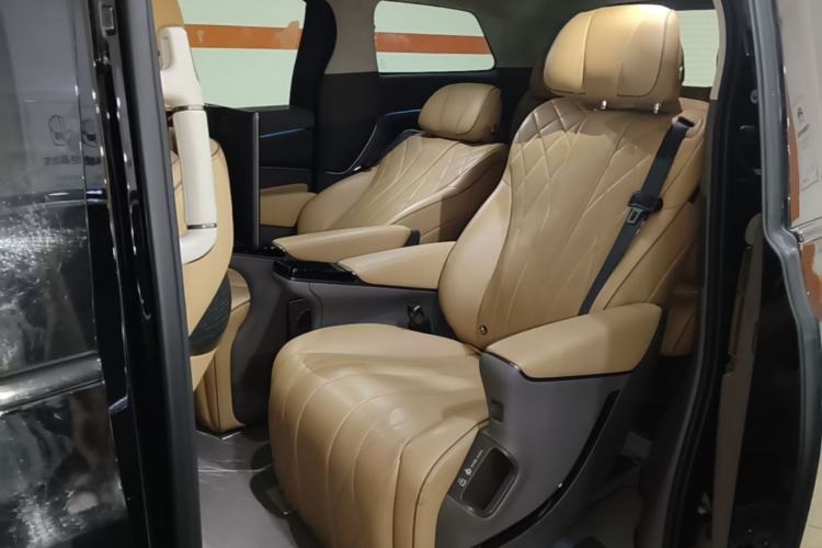 Used Denza D9 2022 DM-i 970 Four-Wheel Drive Flagship Model Left Rear Seat