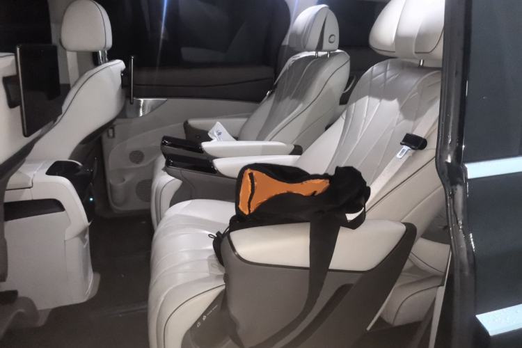 Used Denza D9 2022 DM-i 970 Four-Wheel Drive Prestige Model Left Rear Seat
