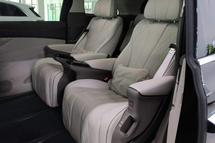 Used Denza D9 2022 DM-i 970 Four-Wheel Drive Flagship Model Left Rear Seat