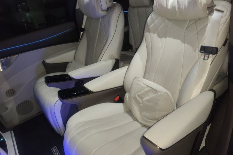 Used Denza D9 2022 DM-i 970 Four-Wheel Drive Flagship Model Left Rear Seat