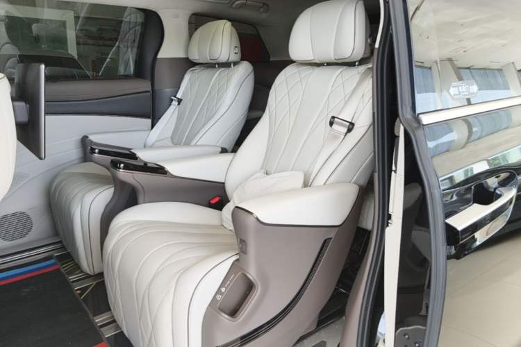 Used Denza D9 2022 DM-i 970 Four-Wheel Drive Flagship Model Left Rear Seat
