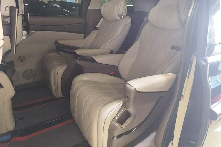 Used Denza D9 2022 EV 600 Four-Wheel Drive Flagship Model Left Rear Seat