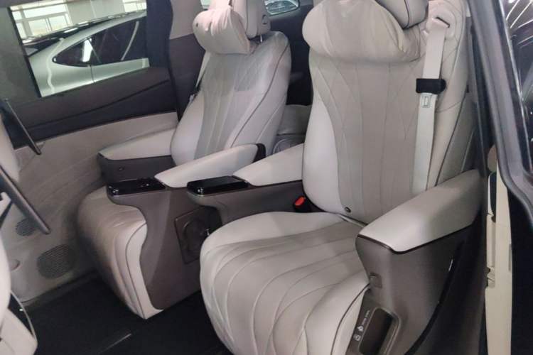 Used Denza D9 2022 DM-i 970 Four-Wheel Drive Prestige Model Left Rear Seat