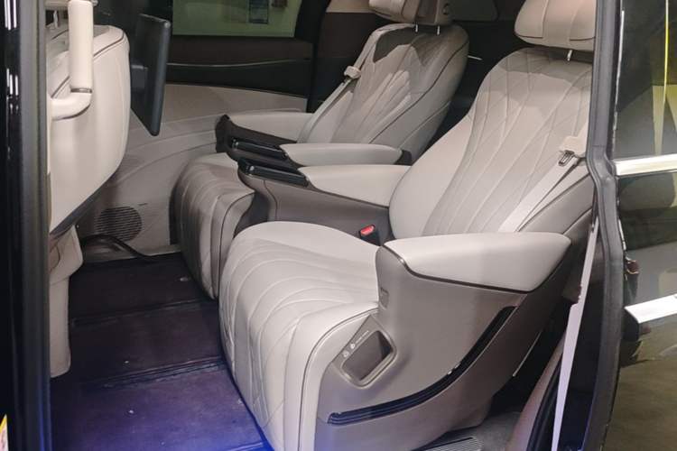 Used Denza D9 2022 DM-i 970 Four-Wheel Drive Flagship Model Left Rear Seat
