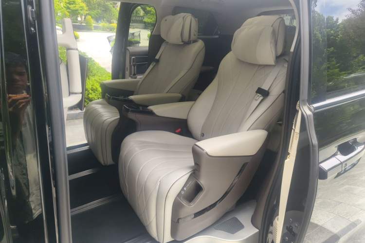 Used Denza D9 2022 DM-i 970 Four-Wheel Drive Flagship Model Left Rear Seat