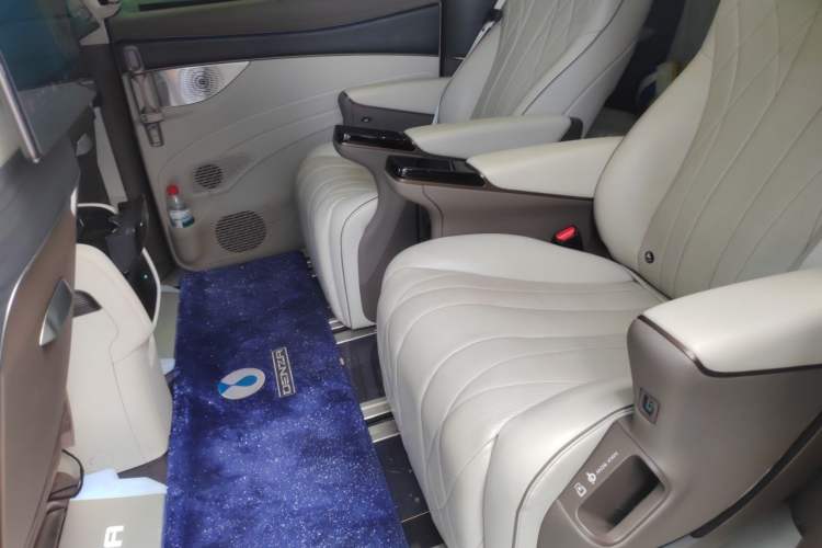 Used Denza D9 2022 DM-i 970 Four-Wheel Drive Flagship Model Left Rear Seat
