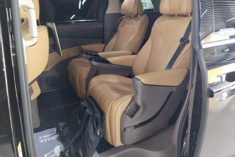 Used Denza D9 2022 DM-i 970 Four-Wheel Drive Flagship Model Left Rear Seat