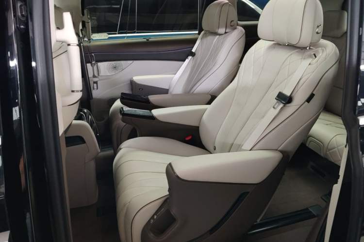 Used Denza D9 2022 DM-i 970 Four-Wheel Drive Flagship Model Left Rear Seat