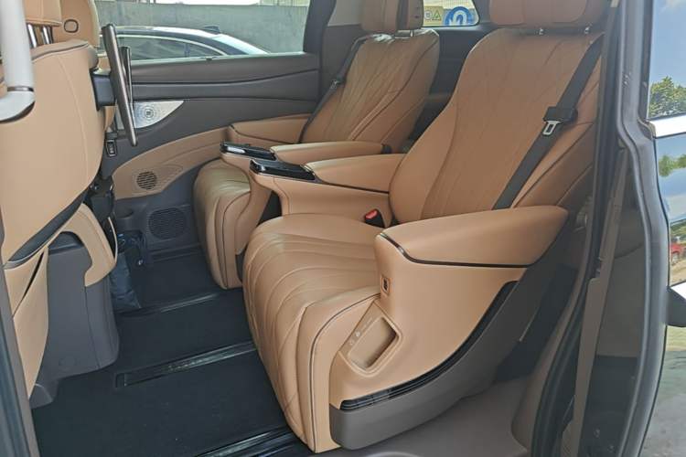 Used Denza D9 2022 DM-i 970 Four-Wheel Drive Flagship Model Left Rear Seat