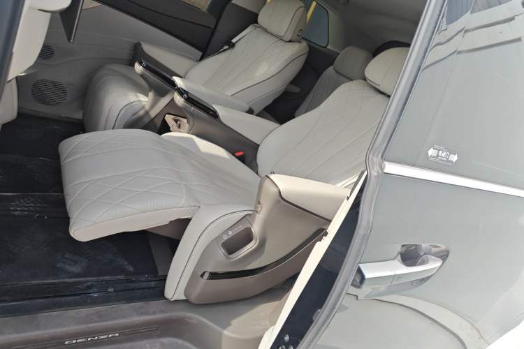 Used Denza D9 2022 DM-i 970 Four-Wheel Drive Flagship Model Left Rear Seat