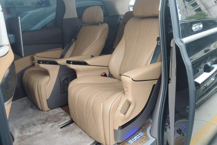 Used Denza D9 2022 EV 600 Four-Wheel Drive Flagship Model Left Rear Seat