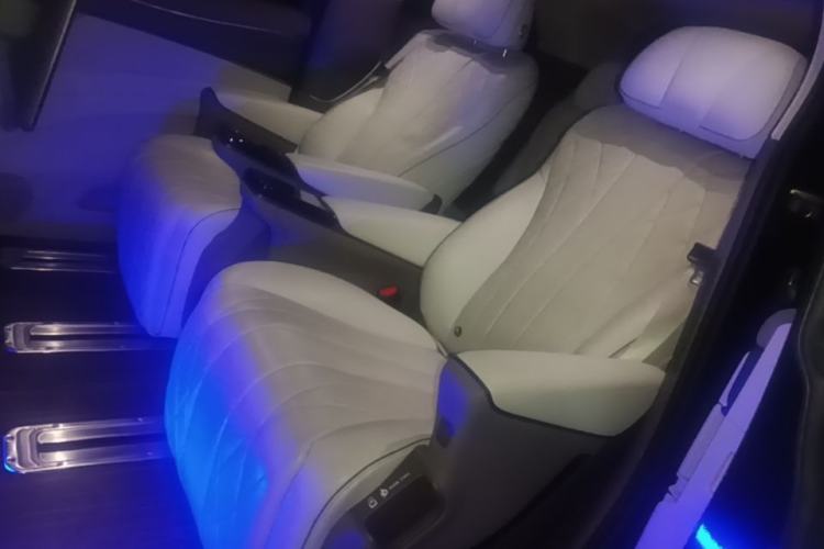 Used Denza D9 2022 DM-i 970 Four-Wheel Drive Flagship Model Left Rear Seat