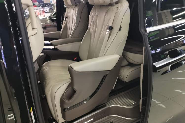 Used Denza D9 2022 DM-i 1040 Prestige Model Left Rear Seat
