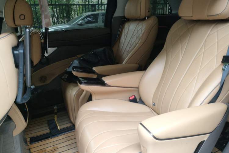 Used Denza D9 2022 DM-i 970 Four-Wheel Drive Prestige Model Left Rear Seat