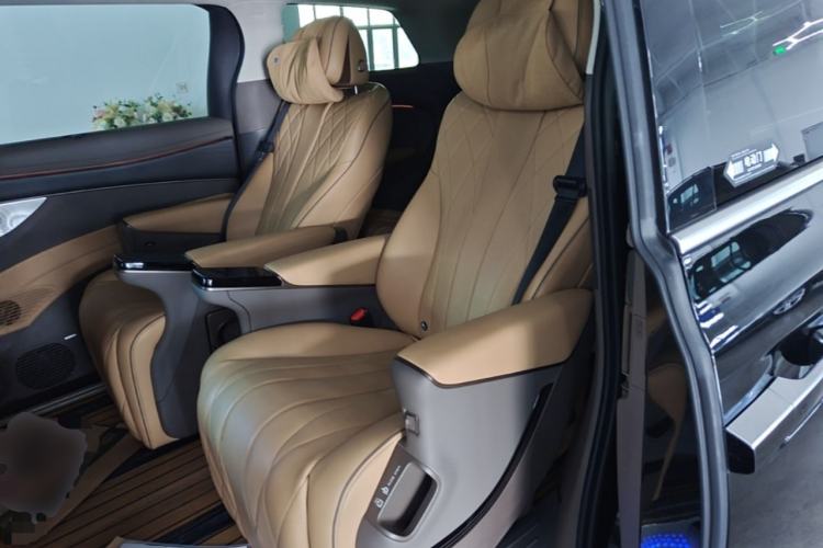 Used Denza D9 2022 DM-i 970 Four-Wheel Drive Flagship Model Left Rear Seat