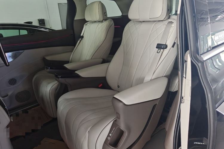 Used Denza D9 2022 DM-i 970 Four-Wheel Drive Flagship Model Left Rear Seat