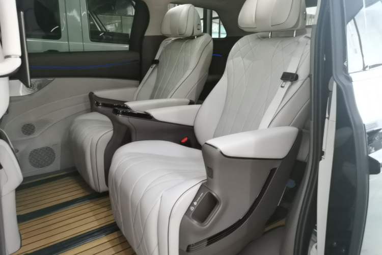 Used Denza D9 2022 DM-i 970 Four-Wheel Drive Flagship Model Left Rear Seat