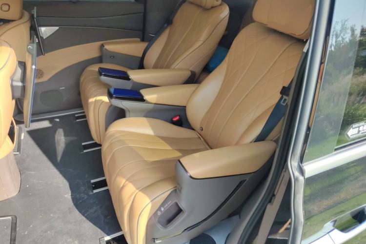 Used Denza D9 2022 DM-i 970 Four-Wheel Drive Flagship Model Left Rear Seat