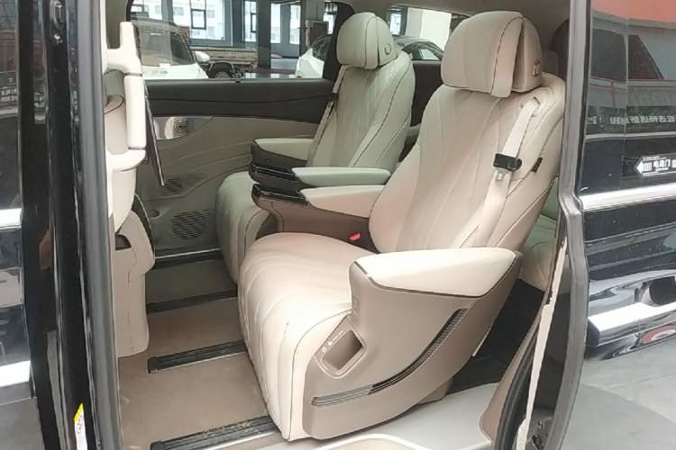 Used Denza D9 2022 DM-i 970 Four-Wheel Drive Flagship Model Left Rear Seat