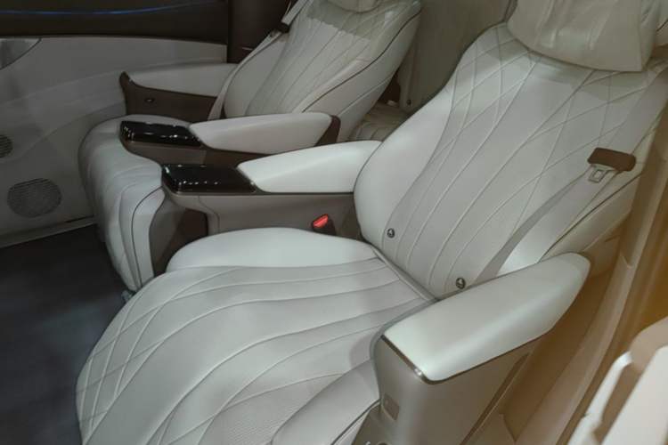 Used Denza D9 2022 DM-i 970 Four-Wheel Drive Flagship Model Left Rear Seat