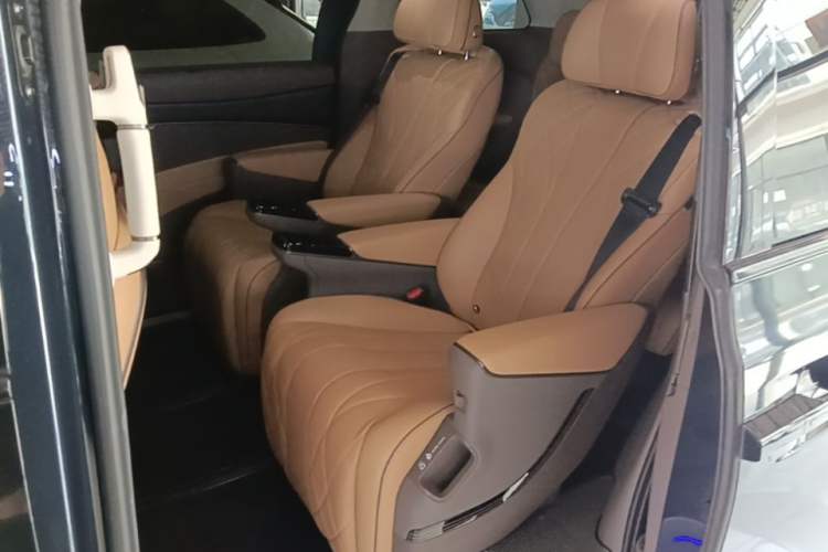 Used Denza D9 2022 DM-i 970 Four-Wheel Drive Prestige Model Left Rear Seat