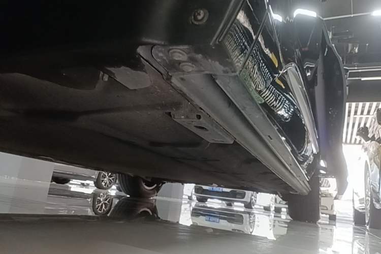 Used Denza D9 2022 DM-i 970 Four-Wheel Drive Flagship Model Left Side Sill