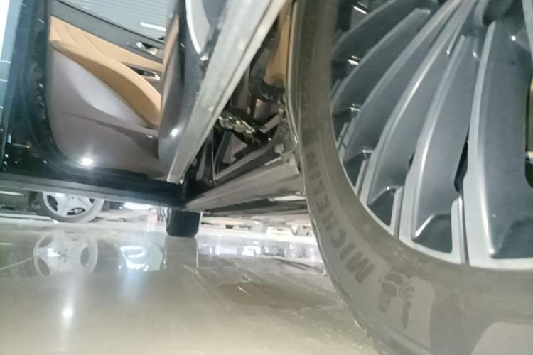 Used Denza D9 2022 DM-i 1040 Prestige Model Left Side Sill