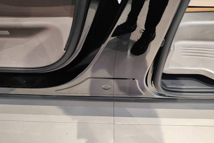 Used Denza D9 2022 DM-i 1040 Prestige Model Left Side Sill