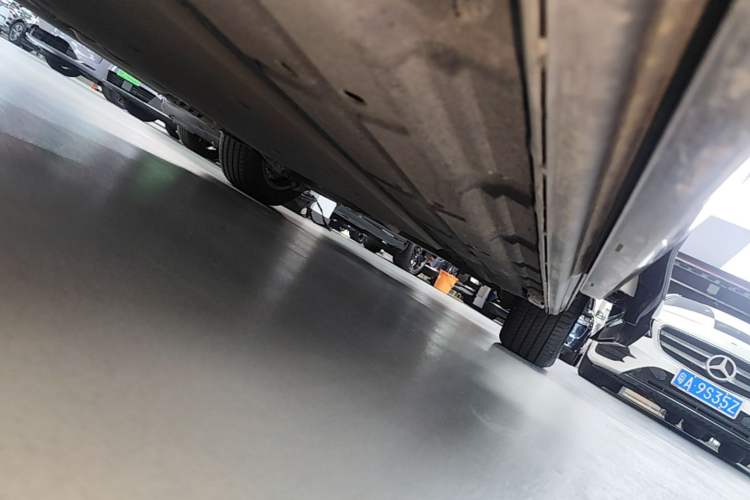 Used Denza D9 2022 DM-i 1040 Prestige Model Left Side Sill
