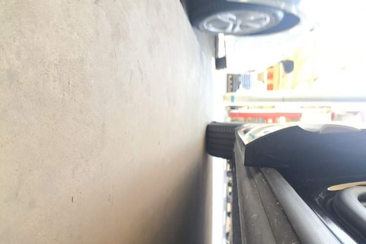 Used Denza D9 2022 DM-i 1040 Prestige Model Left Side Sill