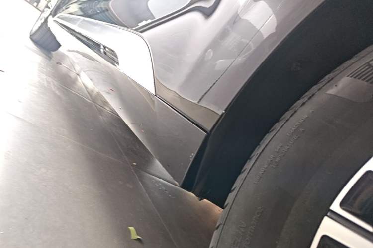 Used Denza D9 2022 DM-i 1040 Prestige Model Left Side Sill