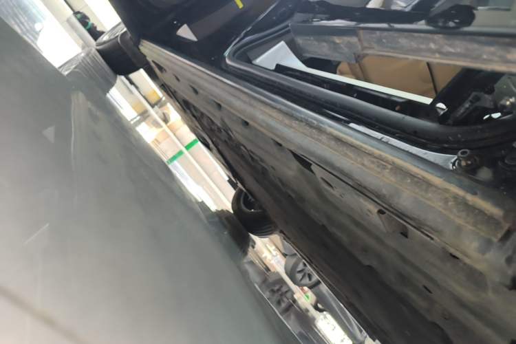 Used Denza D9 2022 DM-i 1040 Prestige Model Left Side Sill