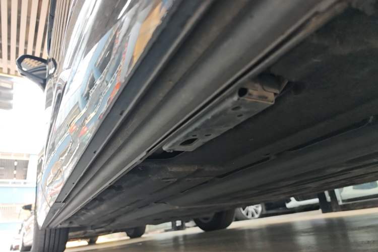 Used Denza D9 2022 DM-i 1040 Prestige Model Left Side Sill