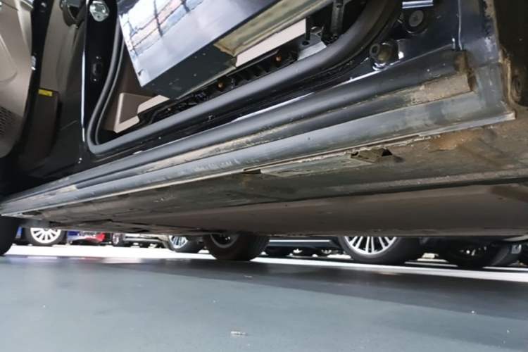 Used Denza D9 2022 DM-i 1040 Prestige Model Left Side Sill